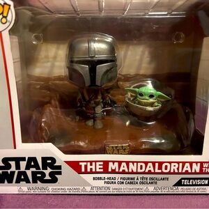FUNKO POP Star Wars The Mandalorian with The Child 390
